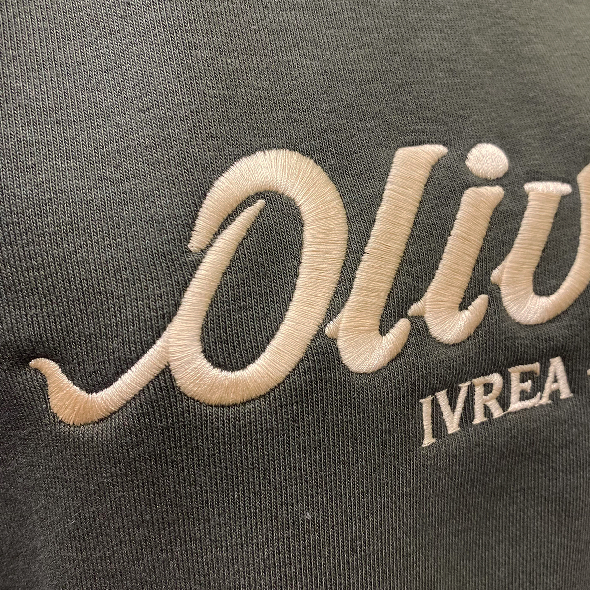 dettaglio ricamo felpa M1 olivetti